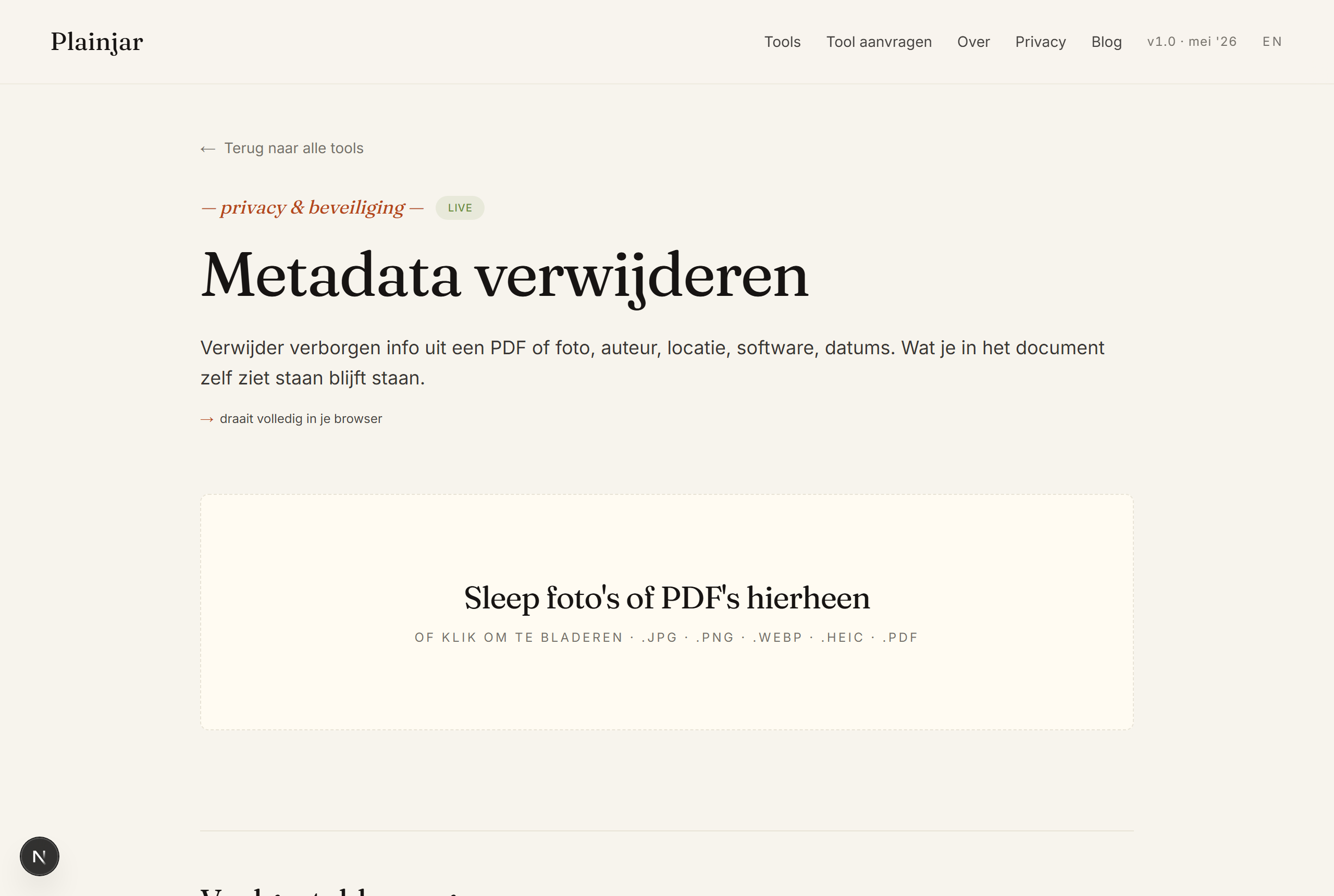 De tool 'Metadata verwijderen' op Plainjar: sleep foto's of PDF's in het vak en krijg schone bestanden terug.